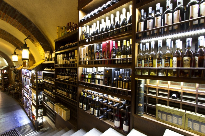 bar-UTELLE-min_world_street_travel_shop_canon_georgia_wine_bottles-429767